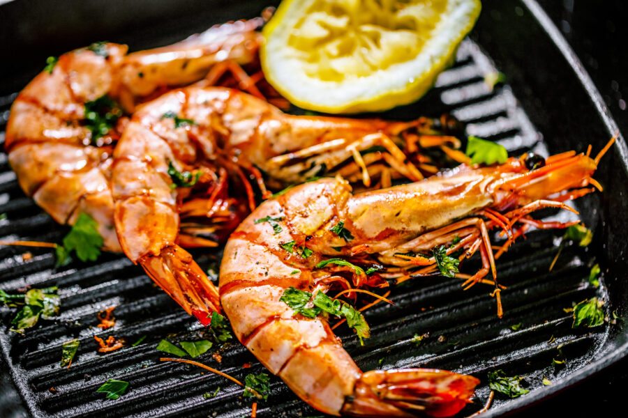 Roasted,Tiger,Prawns,In,Iron,Grilling,Pan,With,Lemon,,Black